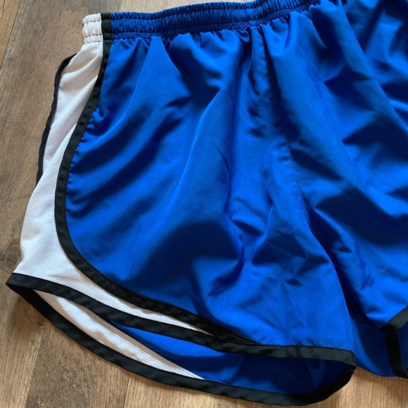 Nike athletic workout running shorts - Picture 2 of 8